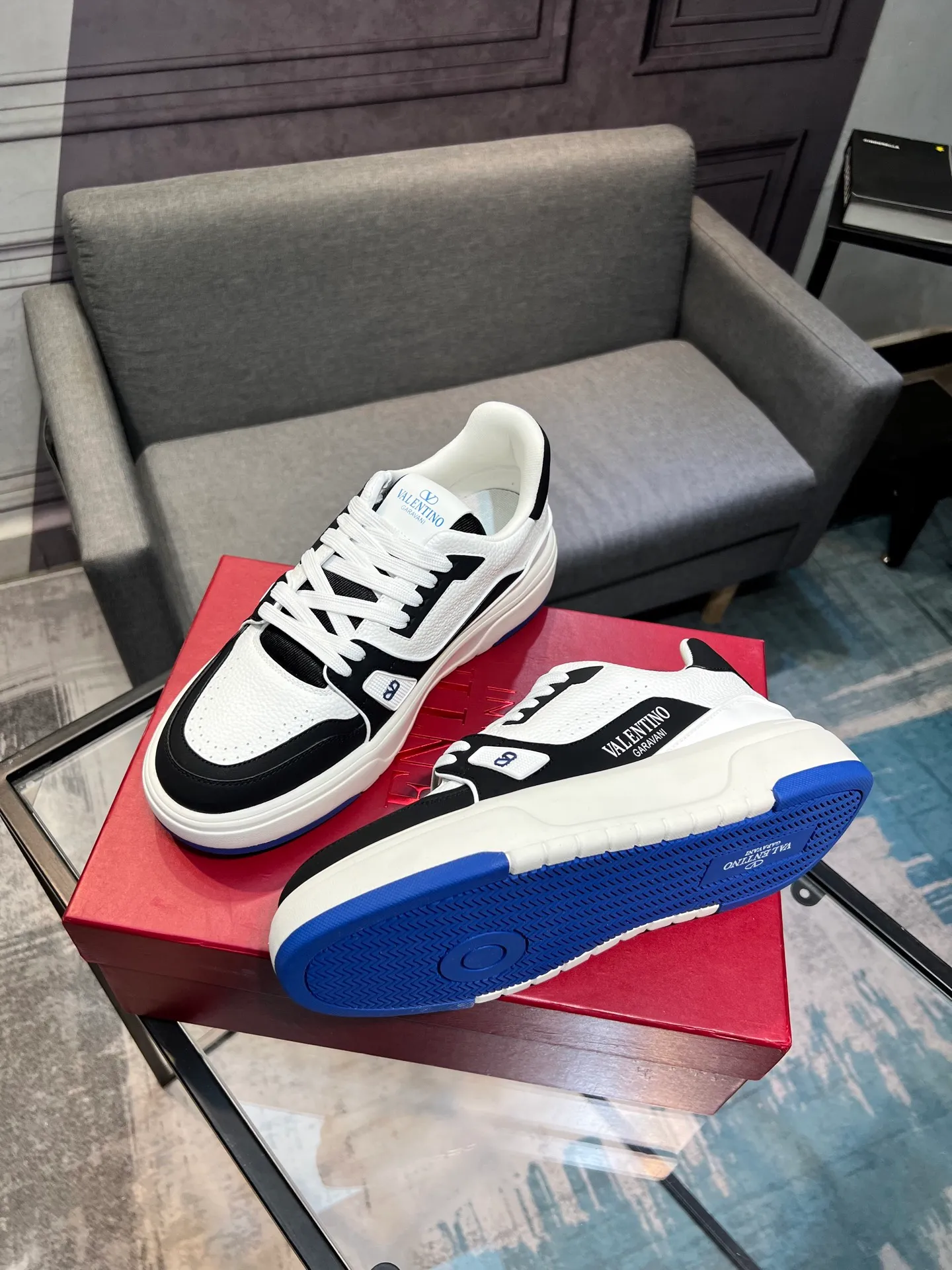 Men's men's shoes 💰660 𝑽𝒂𝒍𝒆𝒏𝒕𝒊𝒏𝒐 Valentino 𝑶𝒏𝒆𝑺𝒕𝒖𝒅 Couple's sneaker series Valentino 2025 latest couple's sneakers, celebrity style, hot sale. The original ZP was purchased and dismantled. Repeated pattern making and modification. I strive to restore the original version 1:1! Top luxury masterpiece, soft and comfortable, combining fashion and leisure, bringing excellent elegant texture and excellent on-foot comfort. Top purchase version upper: imported calfskin surface/original oil edge craftsmanship. Inner: water-dyed cowhide lining. Outsole: original development 𝐓𝐏𝐔 two-color combination outsole. Packaging: original configuration complete package. Code number: 35-44 yards. 34.45 can be customized. Can be customized (self-labeled-no label) order.